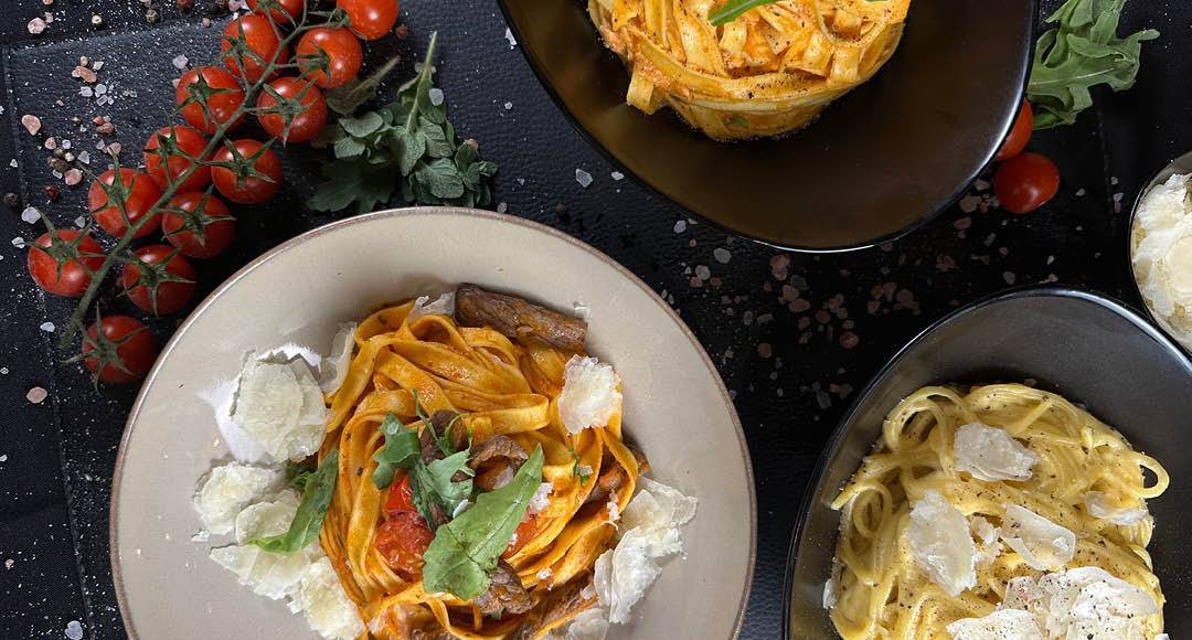 verschiedene italienische Speisen angerichtet im La Osteria Italiener in Dresden Altstadt