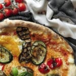 Pizza knusprig dünn im Steinofen gebacken mit mediterranem Gemüse im La Osteria dem Italiener in Dresden Zentrum