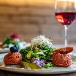 Tatar mit Salat angerichtet und einem Glas Rose Wein im Steak Royal Dresden Altstadt